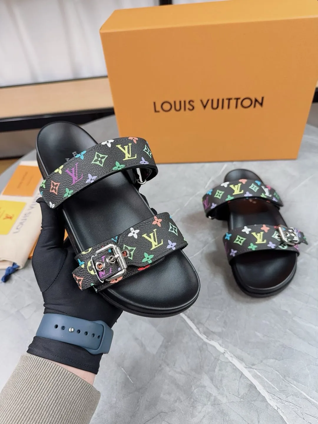👟👟Ex-factory price 400👟👟 New slippers for spring and summer🌟The belt buckle is adjustable and elastic, full of beach style, original molded LV metal logo decoration, fashionable and beautiful, super versatile🤳🏻upper cowhide/customized imported jacquard fabric/original old-fashioned leather material, water-dyed sheepskin lining (water platform + wear-resistant velvet + rubber sole) three-layer combination outsole 🔶Size: Female 35-43 Male: 38-46